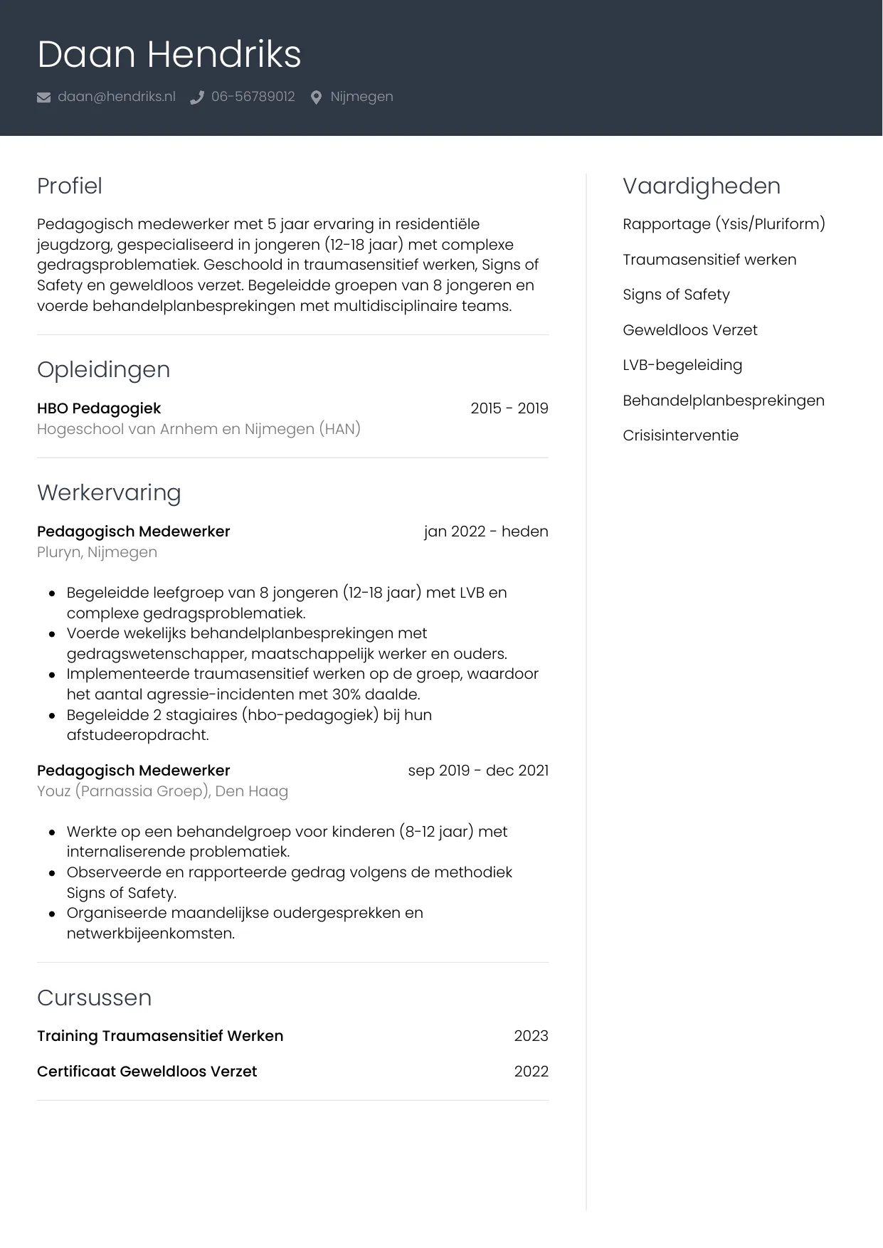 Voorbeeld CV voor pedagogisch medewerker in template Professioneel. CV Professioneel voor pedagogisch medewerker